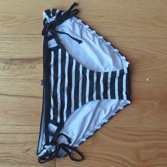 La Vie en Rose Aqua. B&W Striped Side-Tie Brazilian Bikini Bottom. Size Med. - Picture 1 of 6